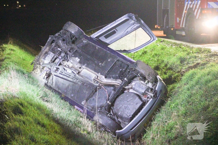 Auto belandt op zijn kop in een sloot