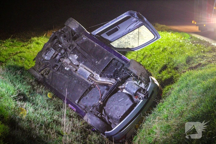 Auto belandt op zijn kop in een sloot