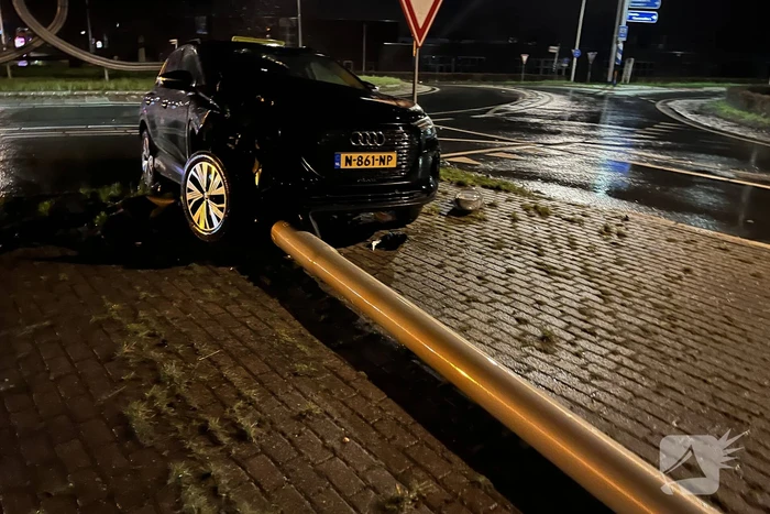 Automobilist ramt lantaarnpaal