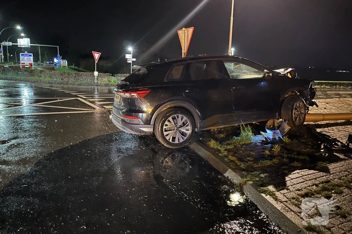 Automobilist ramt lantaarnpaal