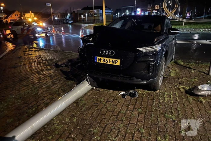 Automobilist ramt lantaarnpaal