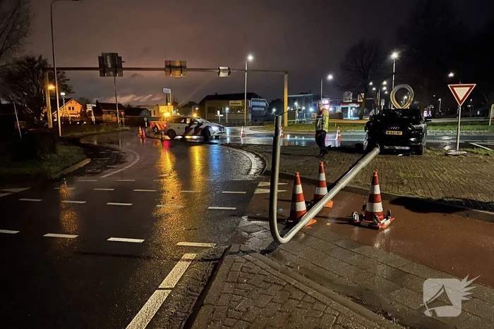 Automobilist ramt lantaarnpaal