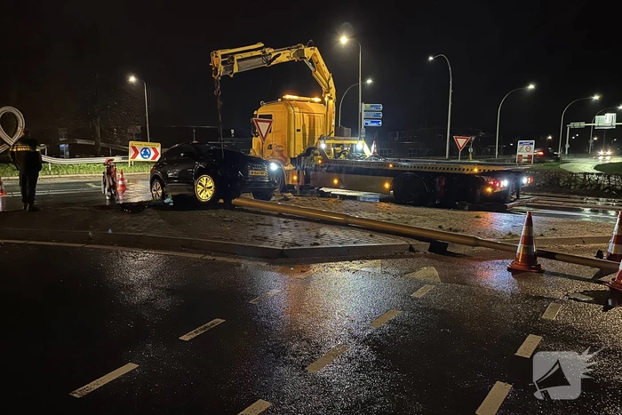 Automobilist ramt lantaarnpaal