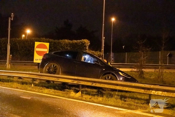 Dronken automobilist belandt boven op vangrail