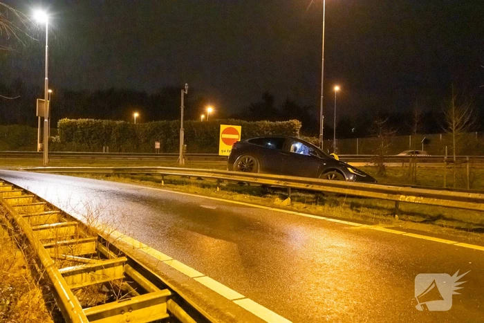 Dronken automobilist belandt boven op vangrail