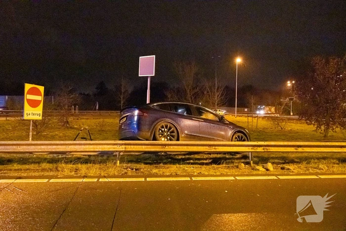 Dronken automobilist belandt boven op vangrail
