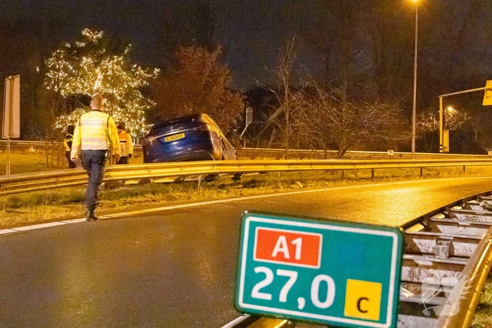 Dronken automobilist belandt boven op vangrail