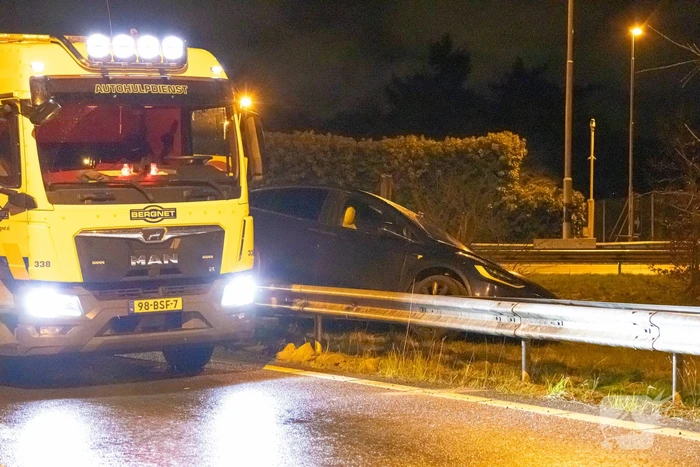 Dronken automobilist belandt boven op vangrail