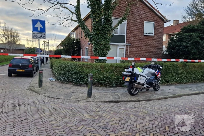 Straat afgezet vanwege steekpartij in woning