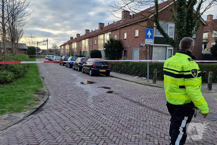 Straat afgezet vanwege steekpartij in woning