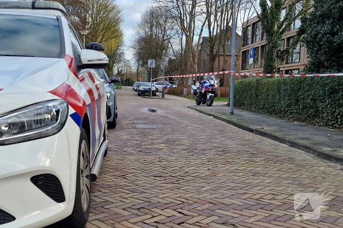 Straat afgezet vanwege steekpartij in woning