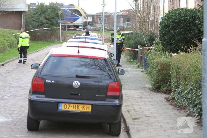 Straat afgezet vanwege steekpartij in woning