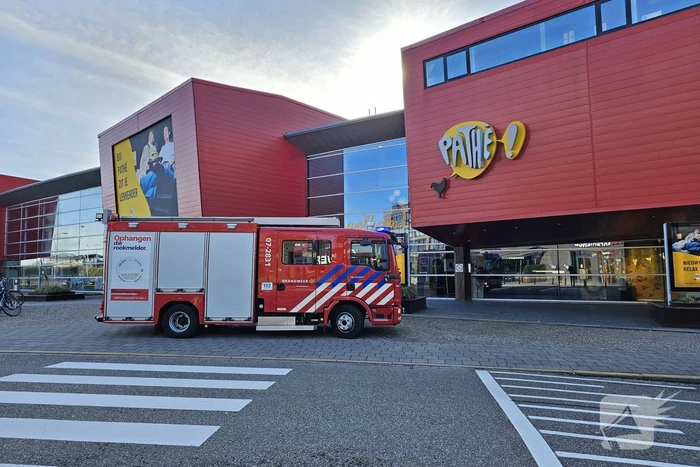Brandweer ventileert bioscoop na brand in technische ruimte