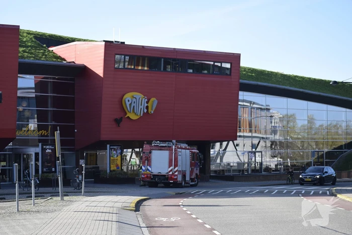 Brandweer ventileert bioscoop na brand in technische ruimte