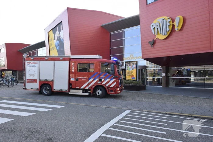 Brandweer ventileert bioscoop na brand in technische ruimte