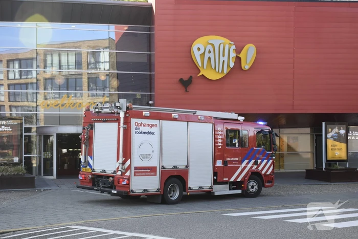 Brandweer ventileert bioscoop na brand in technische ruimte