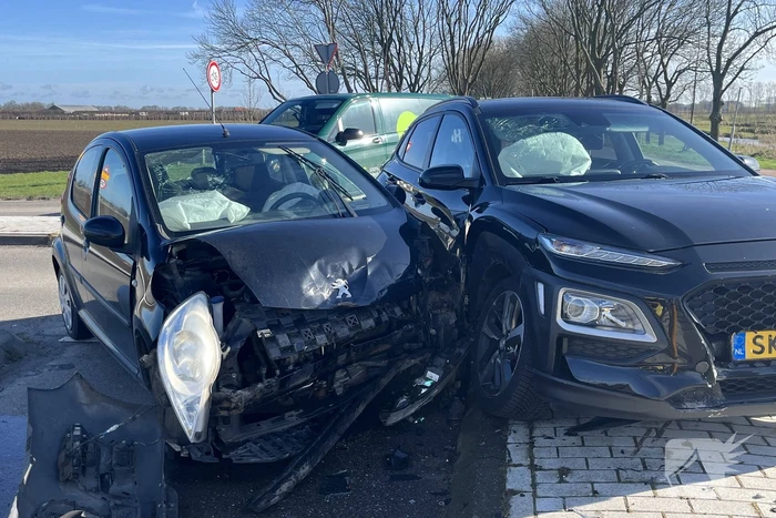 Frontale botsing op kruispunt