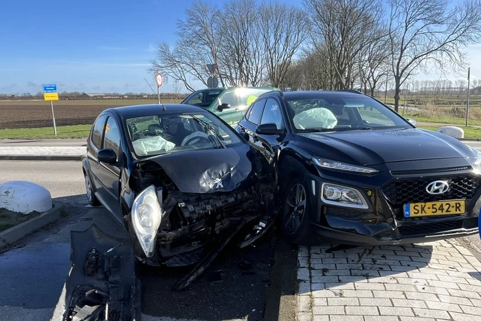 Frontale botsing op kruispunt