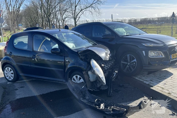 Frontale botsing op kruispunt