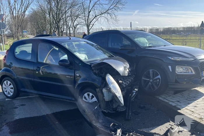 Frontale botsing op kruispunt
