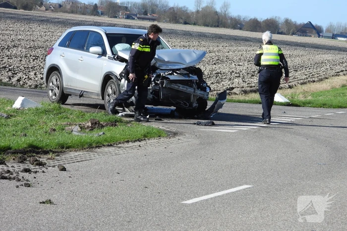 Auto belandt in sloot na frontale botsing op kruising