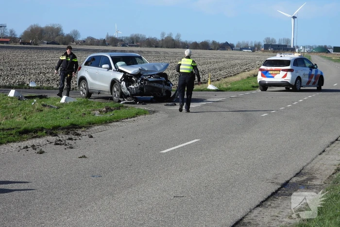 Auto belandt in sloot na frontale botsing op kruising