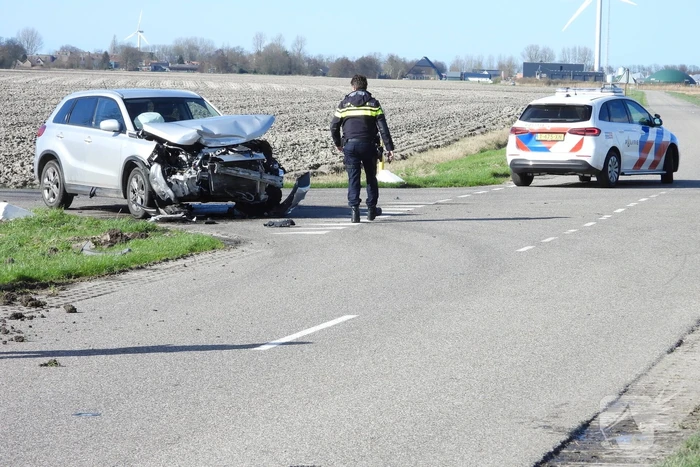 Auto belandt in sloot na frontale botsing op kruising
