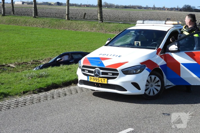 Auto belandt in sloot na frontale botsing op kruising