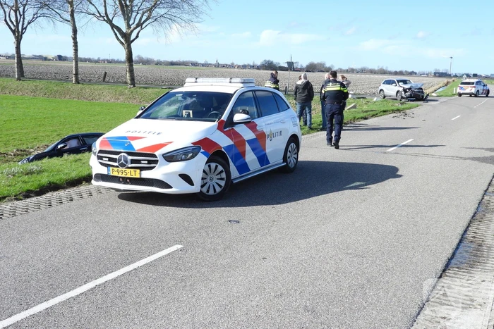 Auto belandt in sloot na frontale botsing op kruising