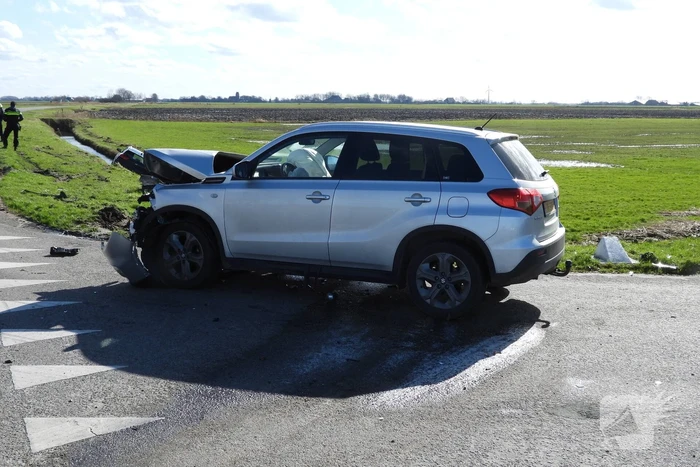 Auto belandt in sloot na frontale botsing op kruising
