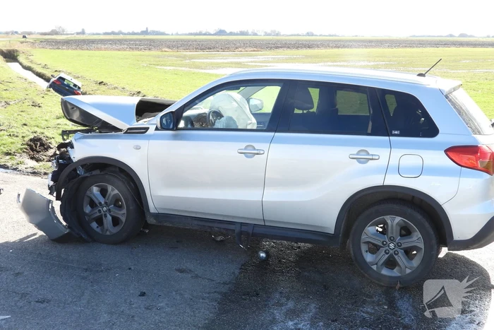 Auto belandt in sloot na frontale botsing op kruising