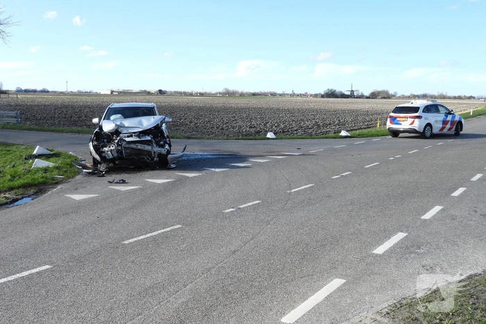 Auto belandt in sloot na frontale botsing op kruising