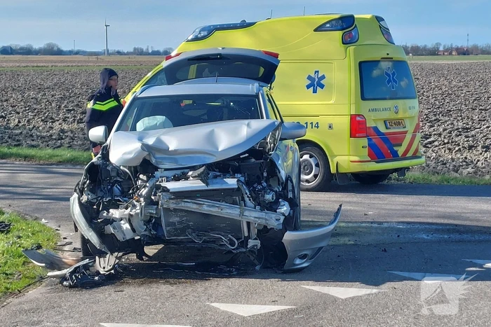 Auto belandt in sloot na frontale botsing op kruising