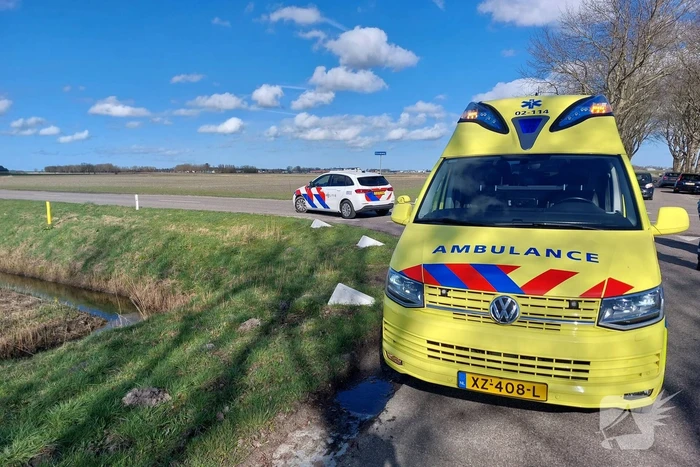 Auto belandt in sloot na frontale botsing op kruising