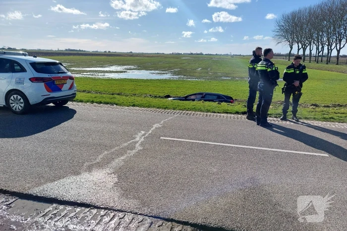 Auto belandt in sloot na frontale botsing op kruising