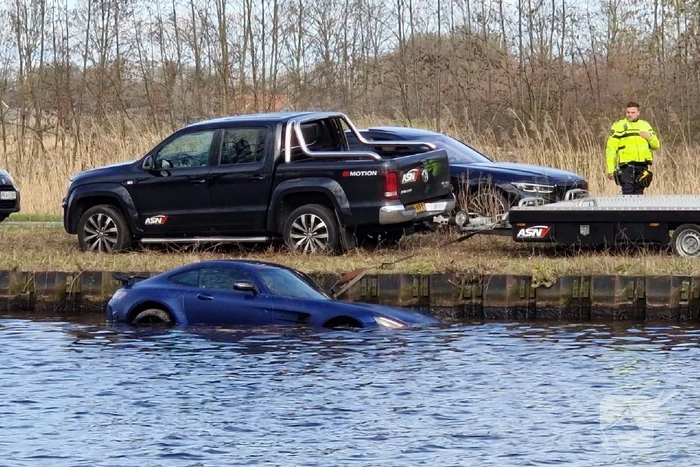 Zeer exclusieve Mercedes te water
