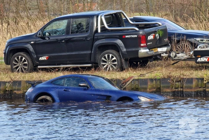 Zeer exclusieve Mercedes te water