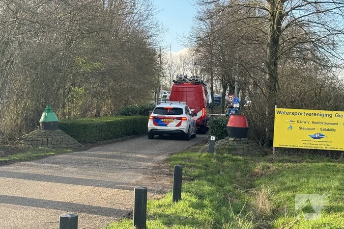 Brandweer redt omgeslagen zeiler uit haven