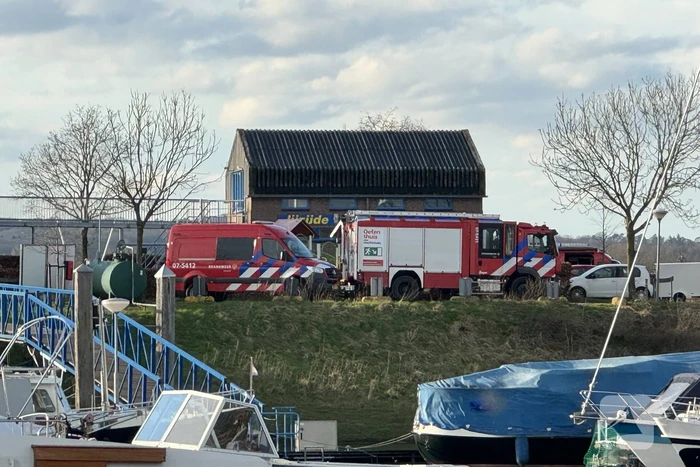 Brandweer redt omgeslagen zeiler uit haven