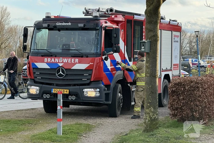 Brandweer redt omgeslagen zeiler uit haven