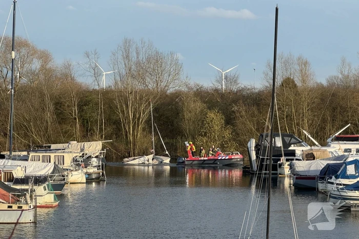 Brandweer redt omgeslagen zeiler uit haven