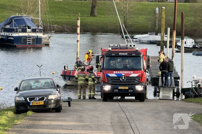 Brandweer redt omgeslagen zeiler uit haven