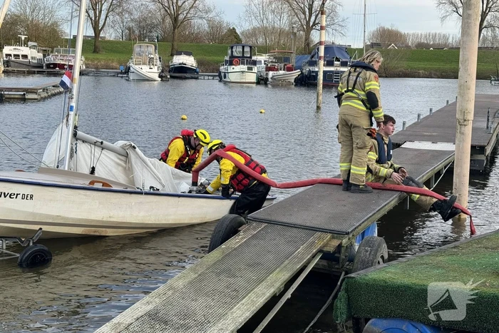 Brandweer redt omgeslagen zeiler uit haven