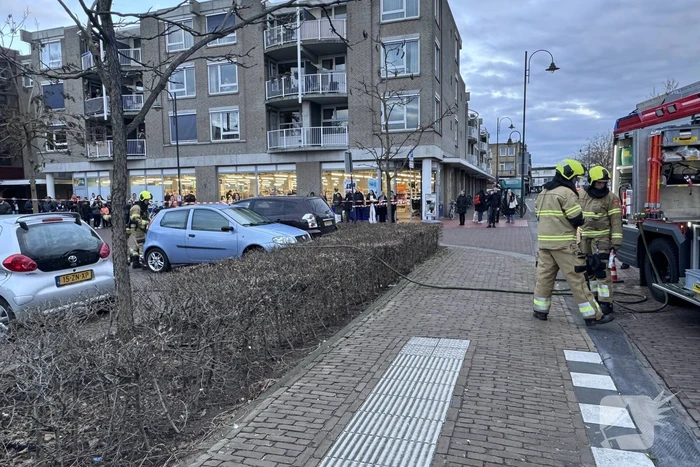 Brandweer dooft brand in kofferbak