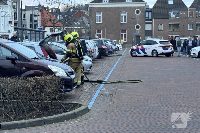 Brandweer dooft brand in kofferbak
