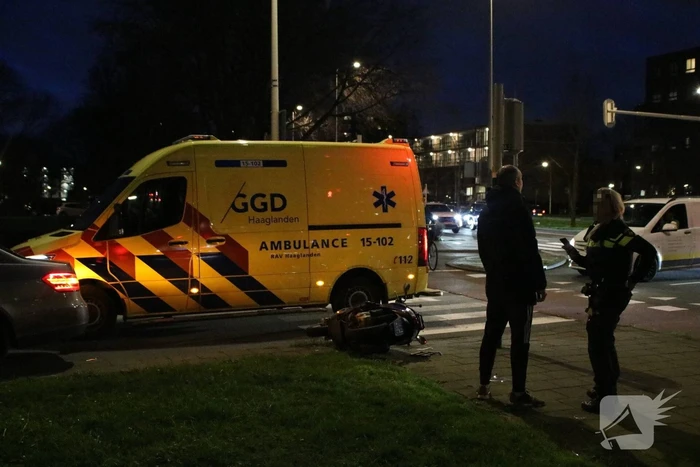 Scooterrijder en automobilist in botsing