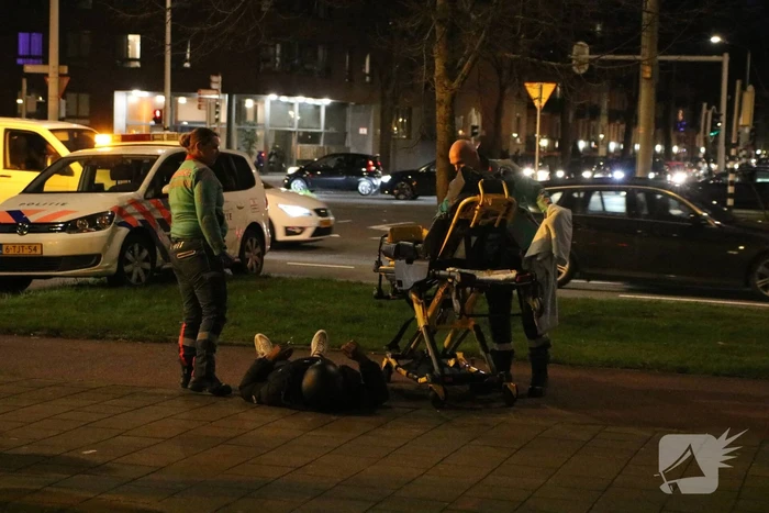 Scooterrijder en automobilist in botsing