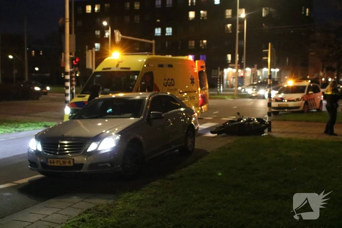 Scooterrijder en automobilist in botsing