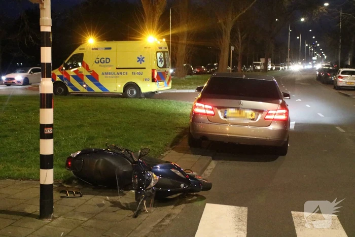 Scooterrijder en automobilist in botsing