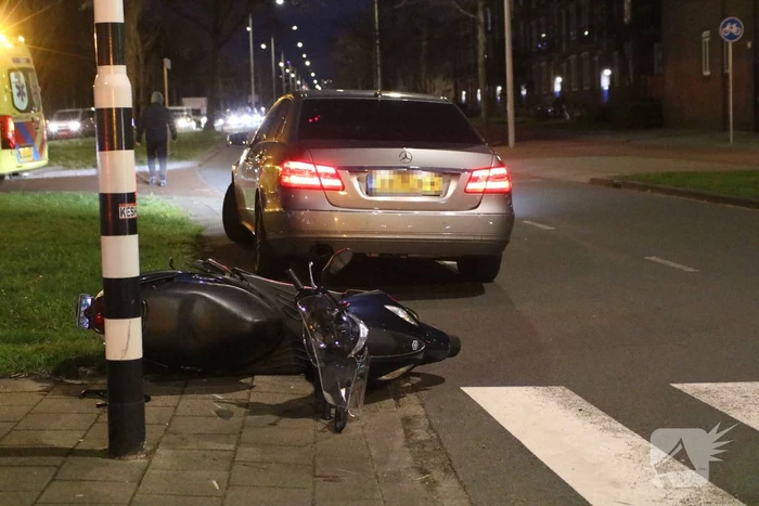 Scooterrijder en automobilist in botsing